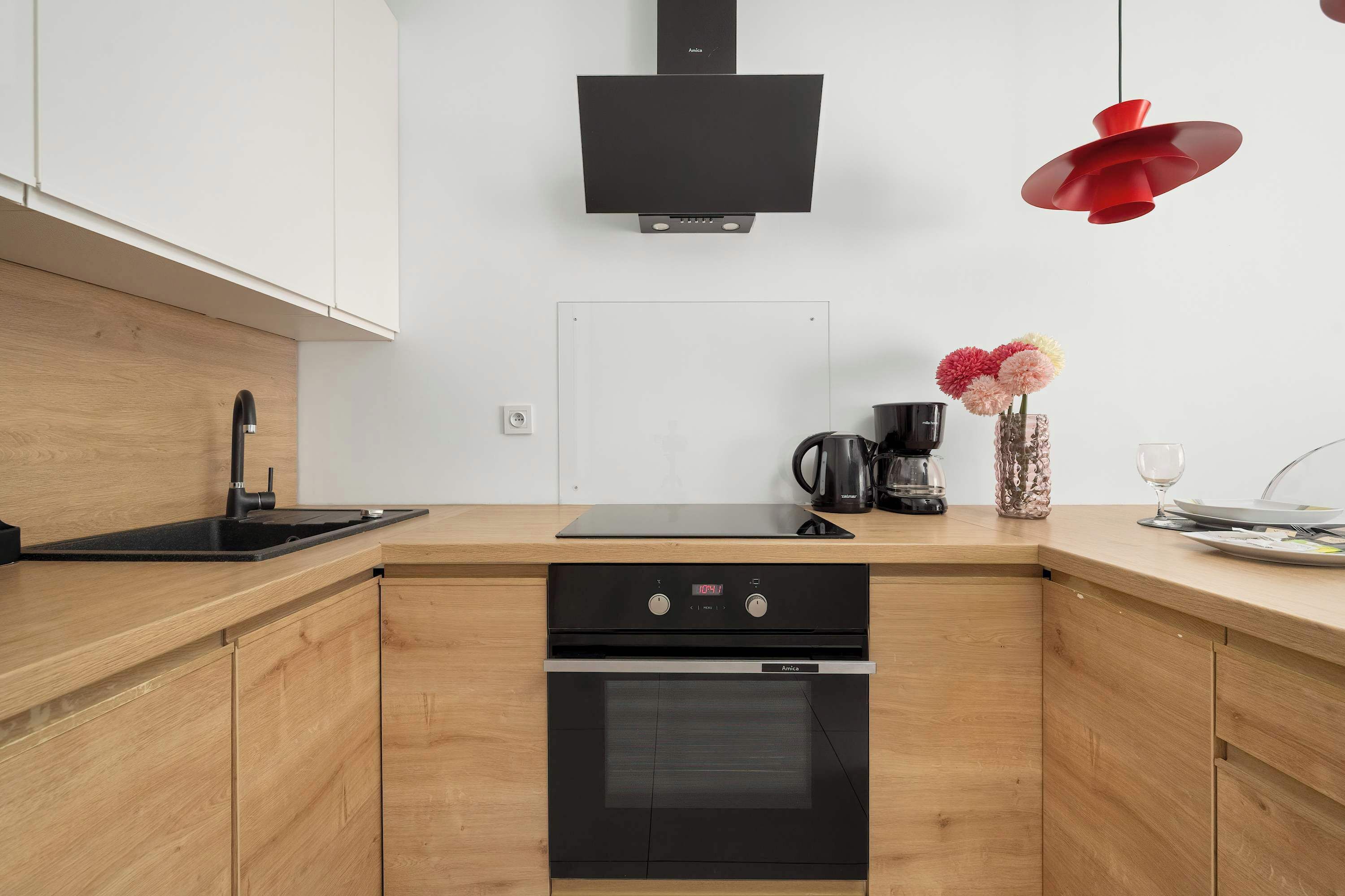 Frigorífico, microondas, horno y placa de cocina