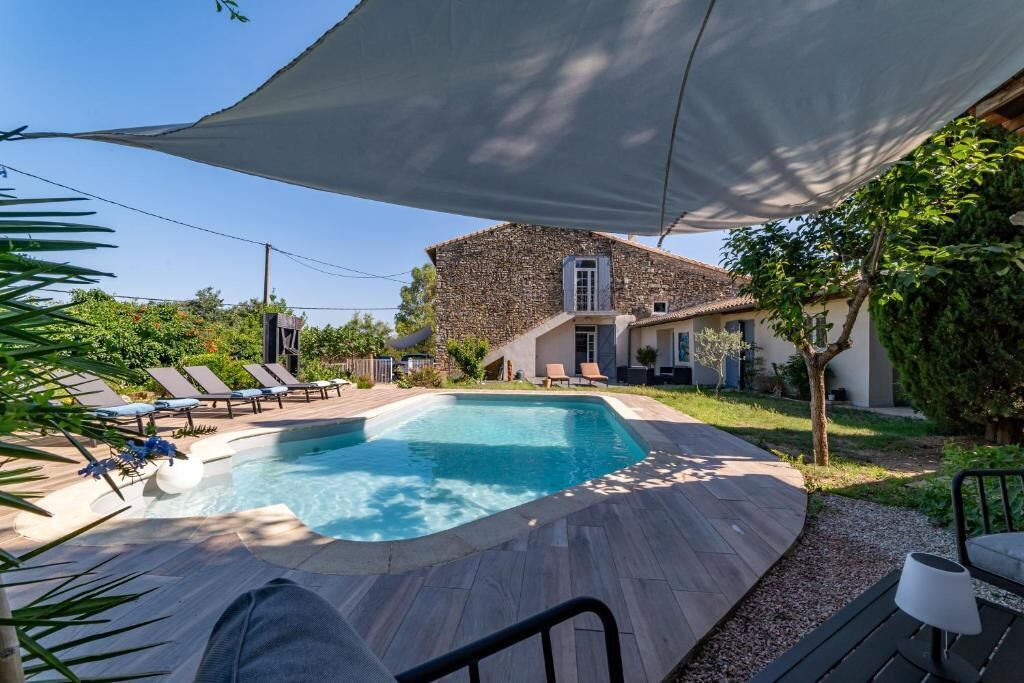 Piscine extérieure (ouverte en saison), parasols de plage