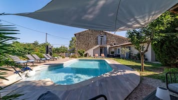 Kolam renang outdoor musiman, dengan payung kolam renang