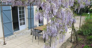 Suite estudio Confort, 2 habitaciones, para no fumadores, vista al jardín | Restaurante al aire libre