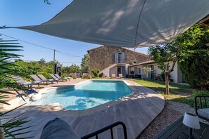 Habitación doble Confort, 1 cama Queen size, vista al jardín | Alberca | Alberca al aire libre por temporada y sombrillas en la alberca 