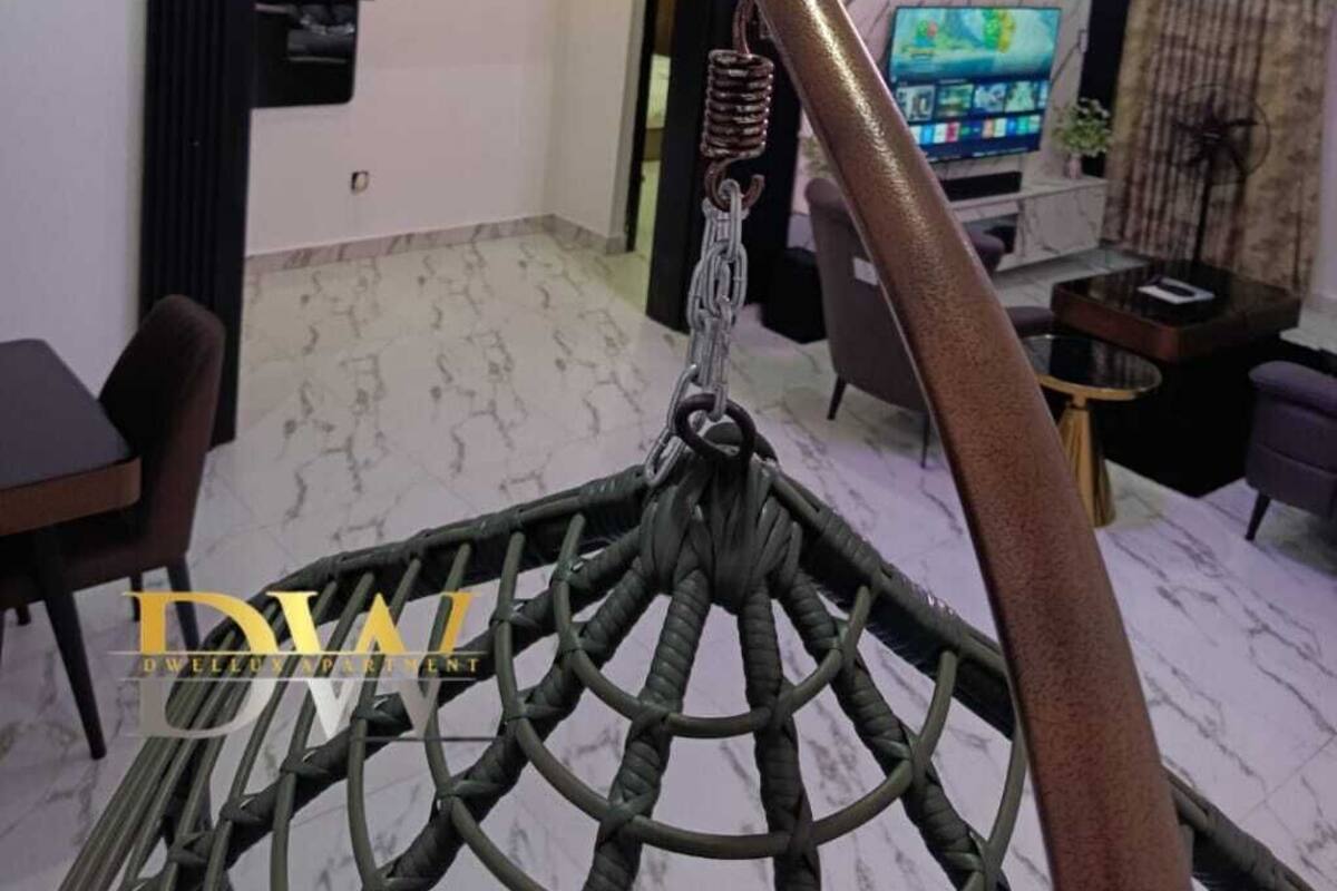 Deluxe appartement, niet-roken, kitchenette | Woonruimte | Flatscreentelevisie