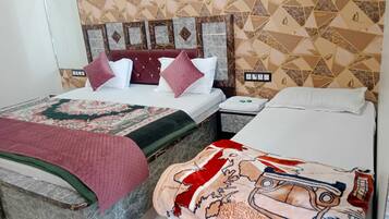 Triple Room, Air conditioning | Laptop workspace, free WiFi, bed sheets