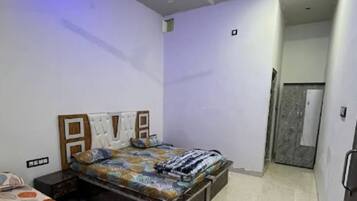 Chambre Familiale, climatisation | Espace de travail pour ordinateur portable, Wi-Fi gratuit, draps fournis