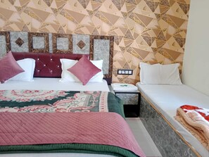 Triple Room | Free WiFi, bed sheets