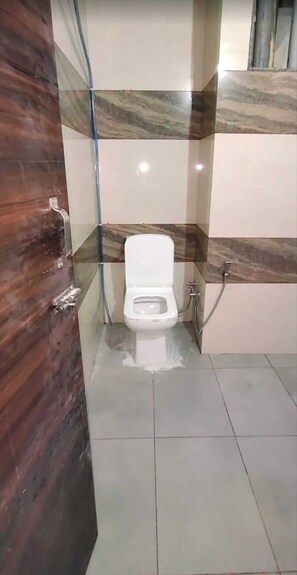 Family Room | Bathroom | Shower, towels, soap, shampoo