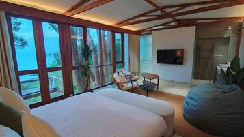 Dobbeltrom – superior, balkong, sjøutsikt | Safe på rommet, skrivebord, strykejern/-brett og wi-fi (inkludert)