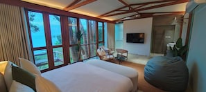 Habitación doble superior, balcón, vista al mar | Caja de seguridad en la habitación y escritorio