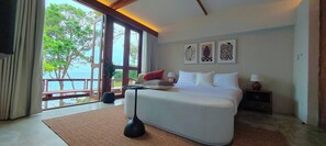 Habitación doble estándar, balcón, vista al mar | Caja de seguridad en la habitación y escritorio