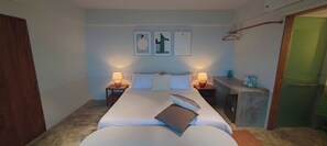 Habitación doble superior, balcón, vista al mar | Caja de seguridad en la habitación y escritorio