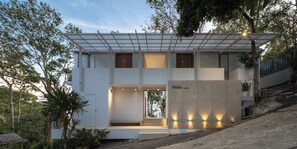A modern two-story house with a flat roof, a covered porch, and a staircase leading to the upper level. - Pebble Lanta - Seaview Stay (Ko Lanta)