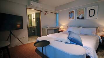 Dobbeltrom – basic, delvis sjøutsikt | Safe på rommet, skrivebord, strykejern/-brett og wi-fi (inkludert)