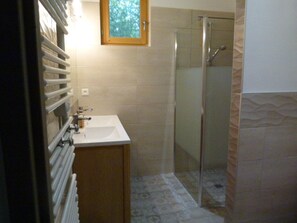 Douche, sèche-cheveux, serviettes fournies