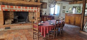 Dining - Guest Room “La Moyenne” with Shared Garden and Wi-Fi (Léguevin)