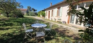 Outdoor dining - Guest Room “La Moyenne” with Shared Garden and Wi-Fi (Léguevin)