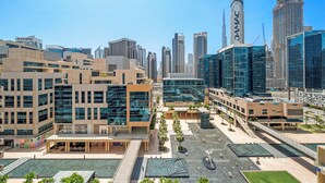 Un quartier urbain moderne, caractérisé par de nombreux immeubles de grande hauteur, dont une tour imposante portant l’inscription « DAMAC ».