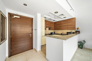 Private kitchen - Elegant Studio with Burj Khalifa Views (Dubai)