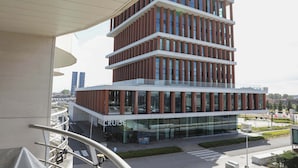 Ein modernes Gebäude mit Glasfassade und dem Schriftzug „CRUISE“ im Erdgeschoss.