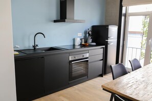 Fridge, oven, stovetop, dishwasher - Stylish Bel Époque Apartment Near Blankenberge Beach (Blankenberge)