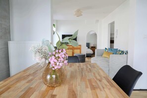 Dining - Stylish Bel Époque Apartment Near Blankenberge Beach (Blankenberge)