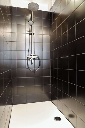 Shower, hair dryer, towels - Stylish Bel Époque Apartment Near Blankenberge Beach (Blankenberge)