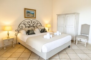 Desk, free WiFi - La Solenzara hôtel   (Sari-Solenzara)
