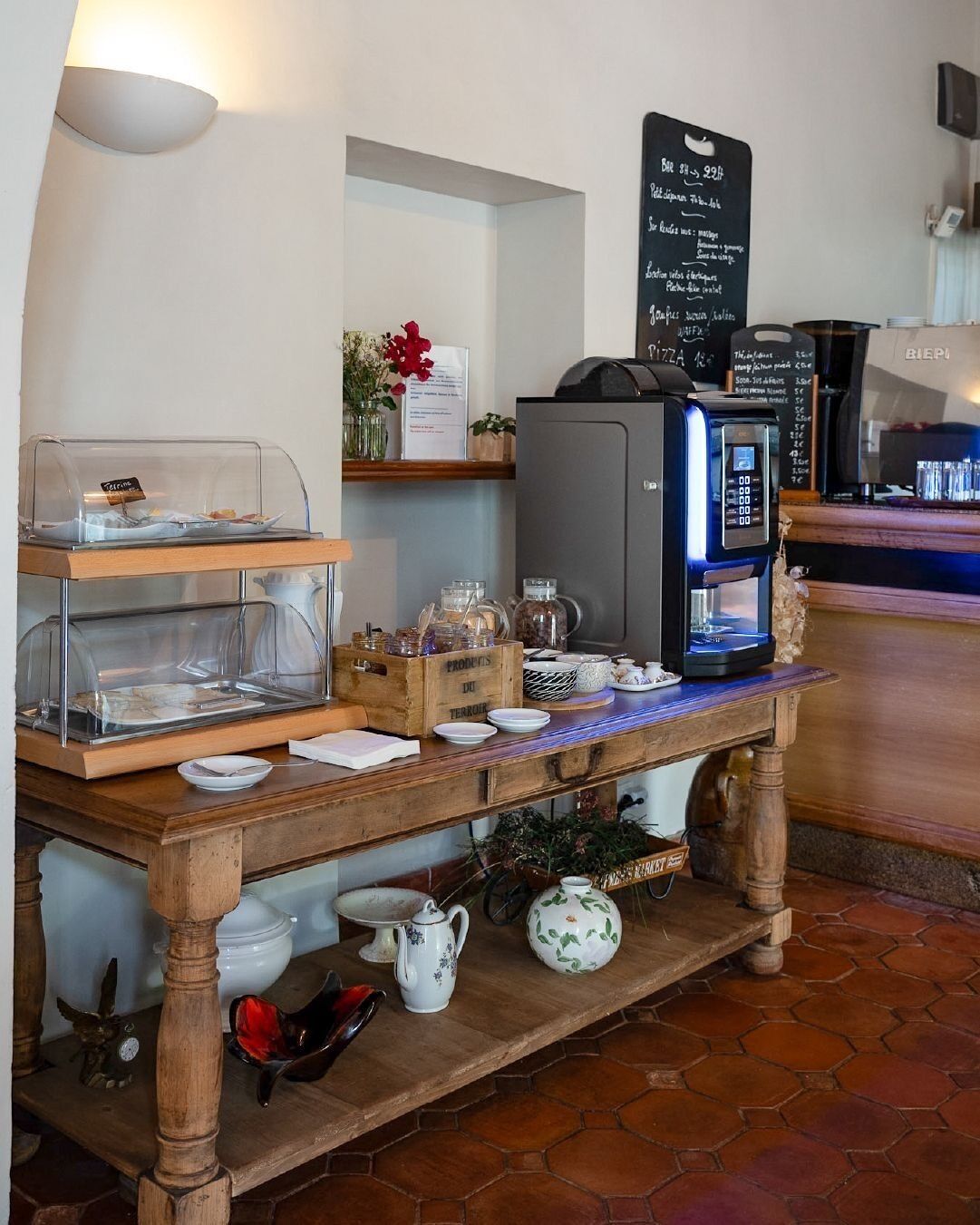 Petit déjeuner buffet (17 EUR par personne)