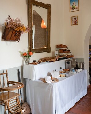 بوفيه فطور يوميًا بتكلفة قدرها (17 EUR للشخص)