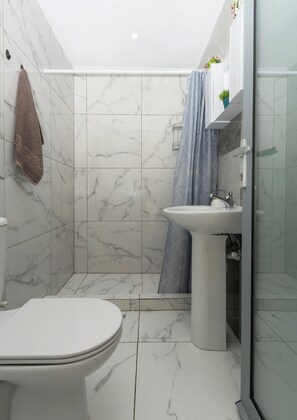 Haartrockner, Handtücher, Seife, Shampoo