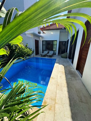 Outdoor pool - Cozy 2-bedroom villa, 3min from finns 1 min from supermarket (Bali)