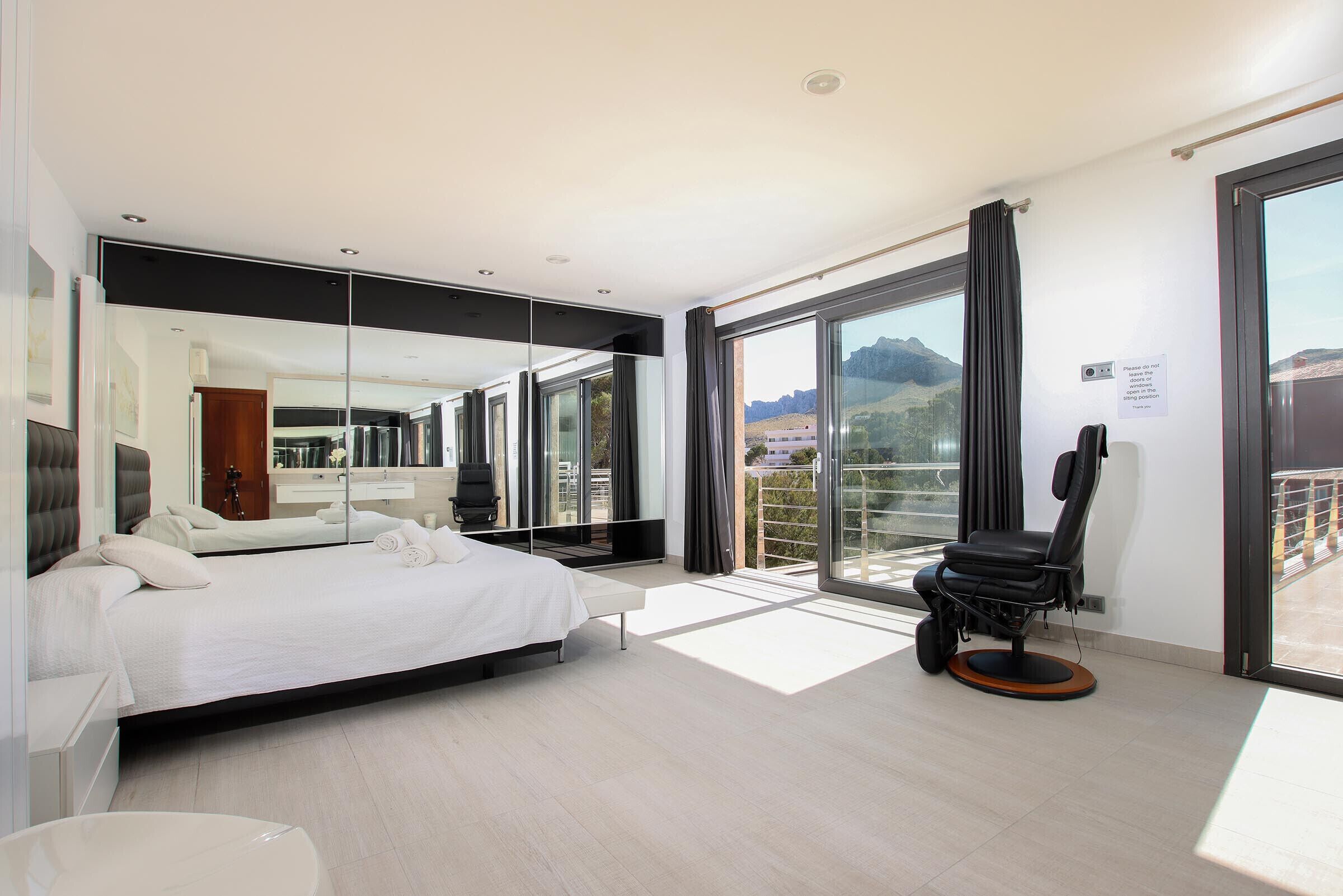 4 bedrooms, in-room safe, iron/ironing board, bed sheets