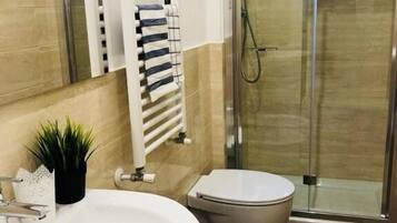 Haartrockner, HandtĂŒcher, Seife, Shampoo