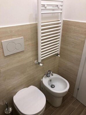 مجففات شعر، مناشف، صابون، شامبو