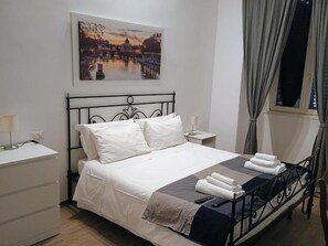 1 bedroom, in-room safe, iron/ironing board, free WiFi - White King Rooms - Triple Room (Roma)