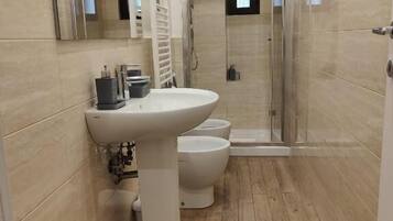 SĂšche-cheveux, serviettes fournies, savon, shampoing