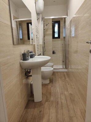 Asciugacapelli, asciugamani, sapone, shampoo