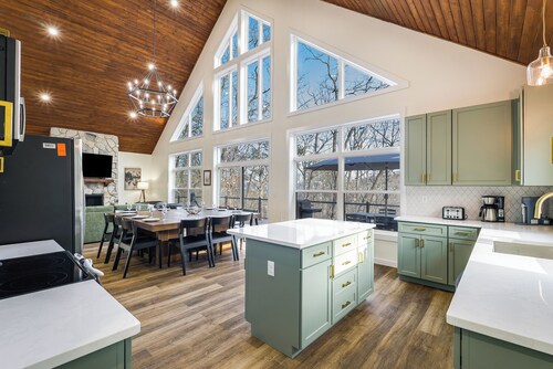 Brand New 6BR Luxury Cabin – Hot Tub, Resort Vibes