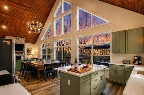 Stunning New 6BR Luxury Cabin | Hot Tub, Resort Amenities, Mountain Views & Designer Finishes Throughout
