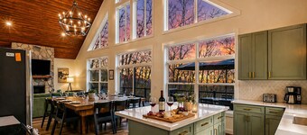 Stunning New 6BR Luxury Cabin | Hot Tub, Resort Amenities, Mountain Views & Designer Finishes Throughout