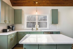 Fridge, microwave, oven, stovetop - Brand New 6BR Luxury Cabin – Hot Tub, Resort Vibes (McGaheysville)