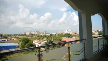 Deluxe Studio, Executive Level | Living area