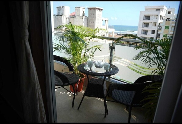 Deluxe Double Room, Sea View | Living area