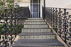 Apartment | Exterior detail - Cozy Studio With Balcony in Unbeatable Location (Sydney)