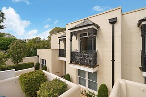 Apartment | Property grounds - Cozy Studio With Balcony in Unbeatable Location (Sydney)