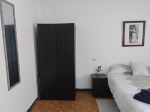 Shared Dormitory, 1 Bedroom | 1 bedroom - Room-room in Stunning Apartment With sea (Fisterra)