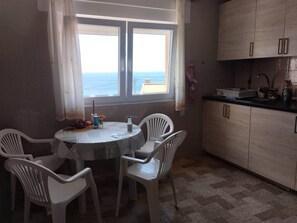 Dining room - Room-room in Stunning Apartment With sea (Fisterra)