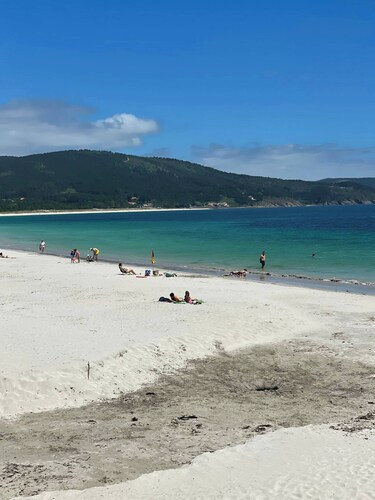 Room-room in Stunning Apartment With sea