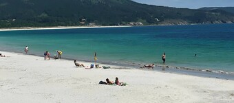 Room-room in Stunning Apartment With sea