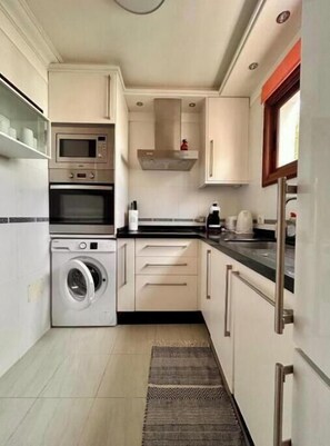 Private kitchen - Apartment with Terrace in Playa de las Americas - Swimming Pool and Ideal Location (Arona)