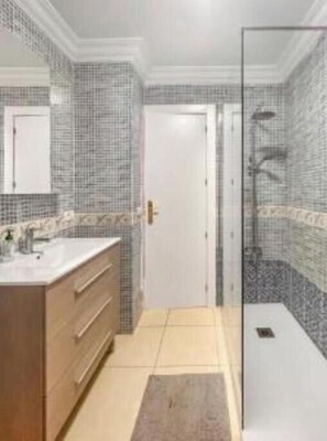 Shower, hair dryer, towels, soap - Apartment with Terrace in Playa de las Americas - Swimming Pool and Ideal Location (Arona)